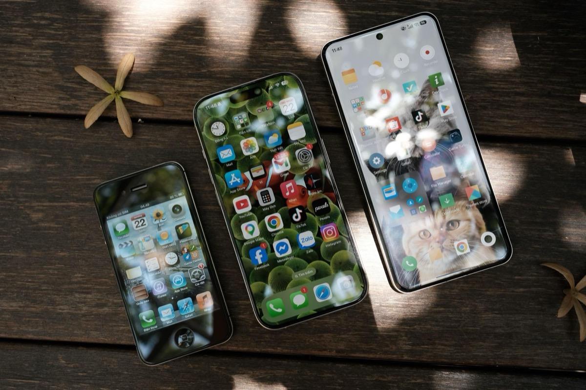 Trois smartphones posés sur une table en bois